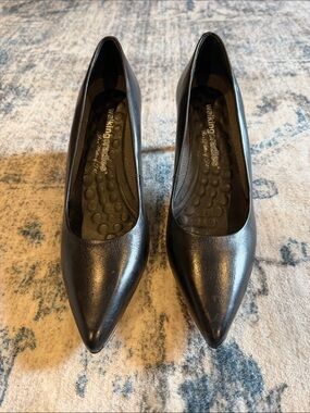 Walking Cradles Black Pointed-Toe Comfort Pump